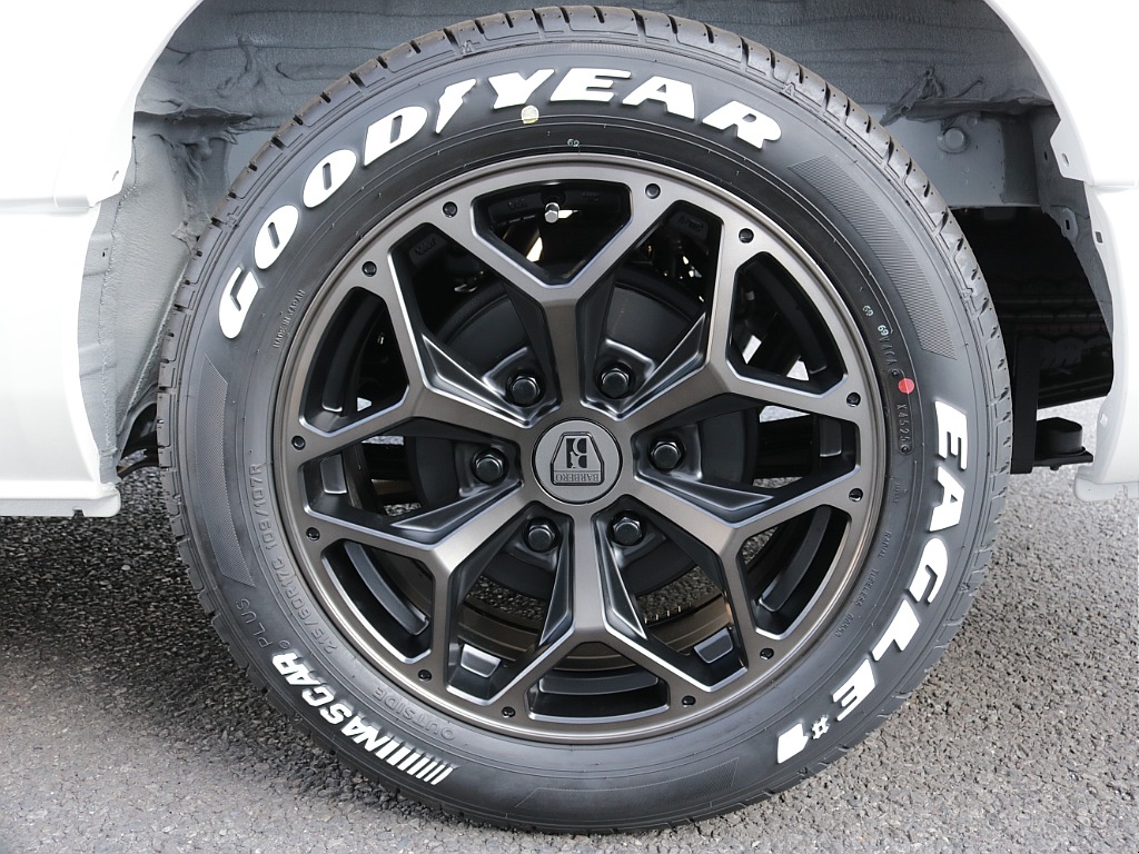 令和８年式ハイエースＶダークプライムⅡ２０００ガソリン２ＷＤカスタム車両入庫！オリジナルスポイラーオリジナルオーバーフェンダーオリジナルＬＥＤテールオリジナル１７インチアルミアルパインＢＩＧ－Ｘナビ！