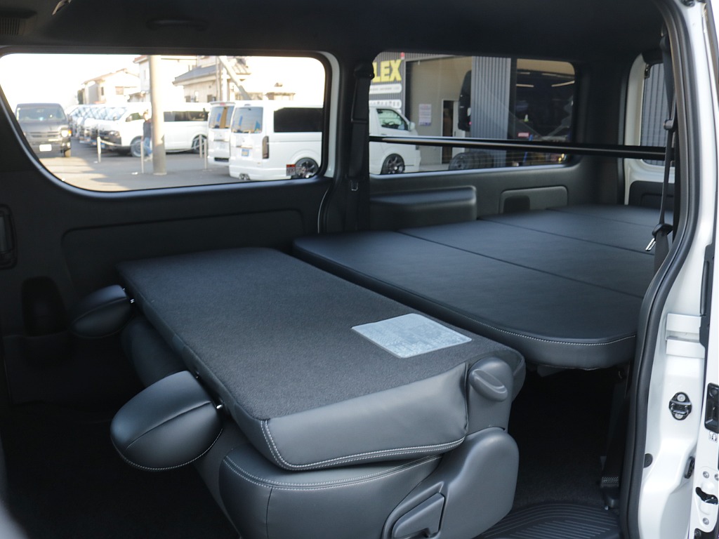 令和８年式ハイエースＶダークプライムⅡ２０００ガソリン２ＷＤカスタム車両入庫！オリジナルスポイラーオリジナルオーバーフェンダーオリジナルＬＥＤテールオリジナル１７インチアルミアルパインＢＩＧ－Ｘナビ！