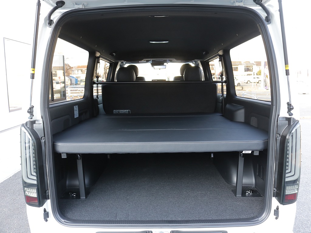 令和８年式ハイエースＶダークプライムⅡ２０００ガソリン２ＷＤカスタム車両入庫！オリジナルスポイラーオリジナルオーバーフェンダーオリジナルＬＥＤテールオリジナル１７インチアルミアルパインＢＩＧ－Ｘナビ！