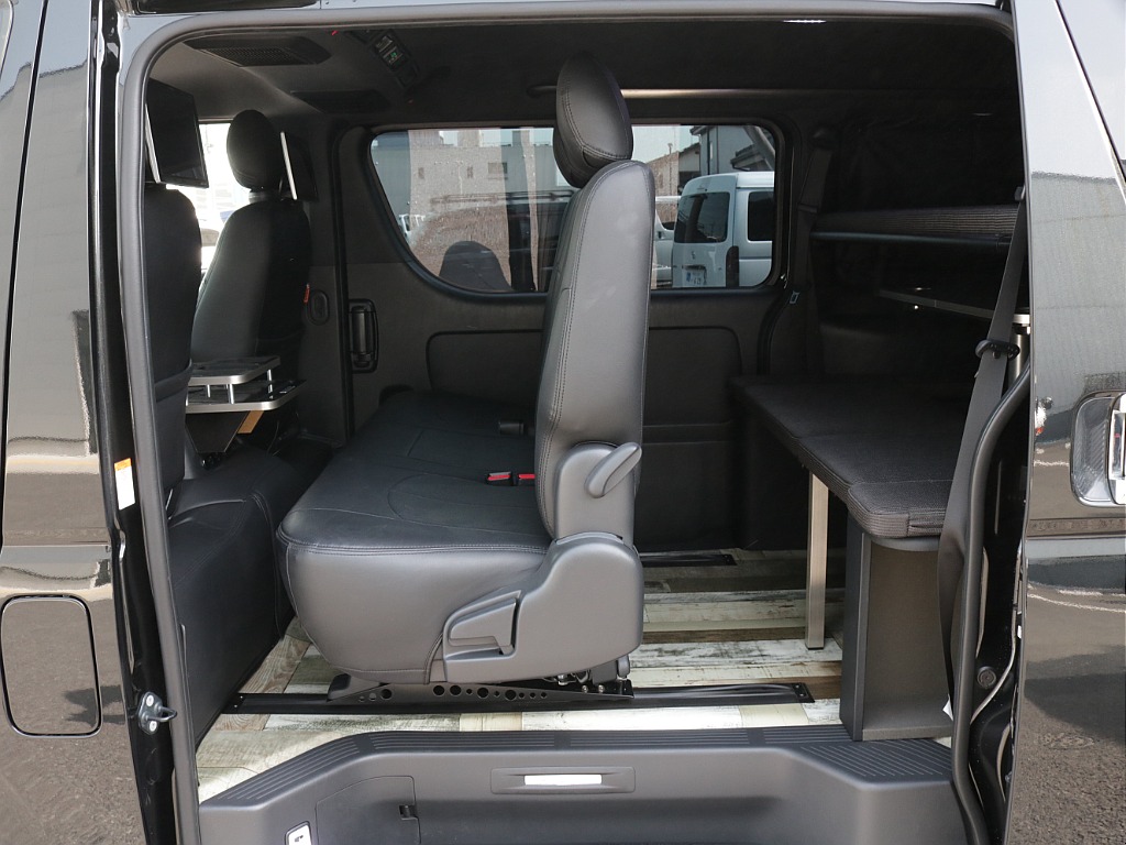 令和３年式ダークプライムⅡ２８００ディーゼル４WDユーアイビークルカスタム車両入庫！！ユーアイ２段ベットＫＩＴセカンドシート移動レール床張り施工済みサブバッテリーシステムインバーター外部電源装着済み！