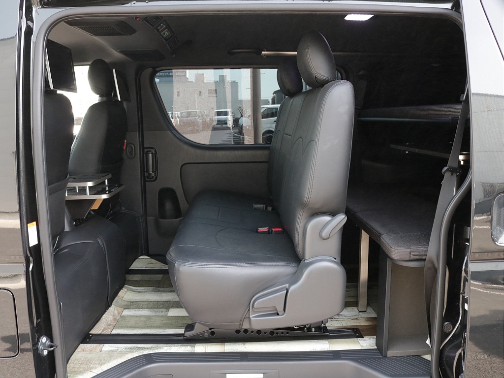 令和３年式ダークプライムⅡ２８００ディーゼル４WDユーアイビークルカスタム車両入庫！！ユーアイ２段ベットＫＩＴセカンドシート移動レール床張り施工済みサブバッテリーシステムインバーター外部電源装着済み！