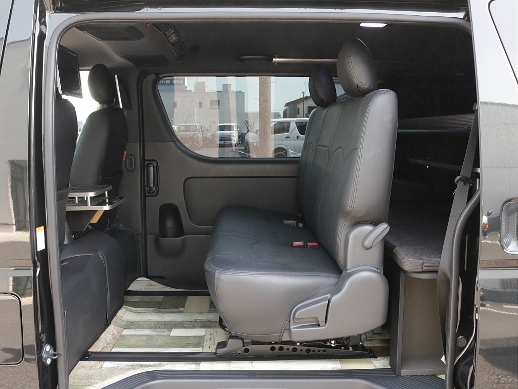 令和３年式ダークプライムⅡ２８００ディーゼル４WDユーアイビークルカスタム車両入庫！！ユーアイ２段ベットＫＩＴセカンドシート移動レール床張り施工済みサブバッテリーシステムインバーター外部電源装着済み！