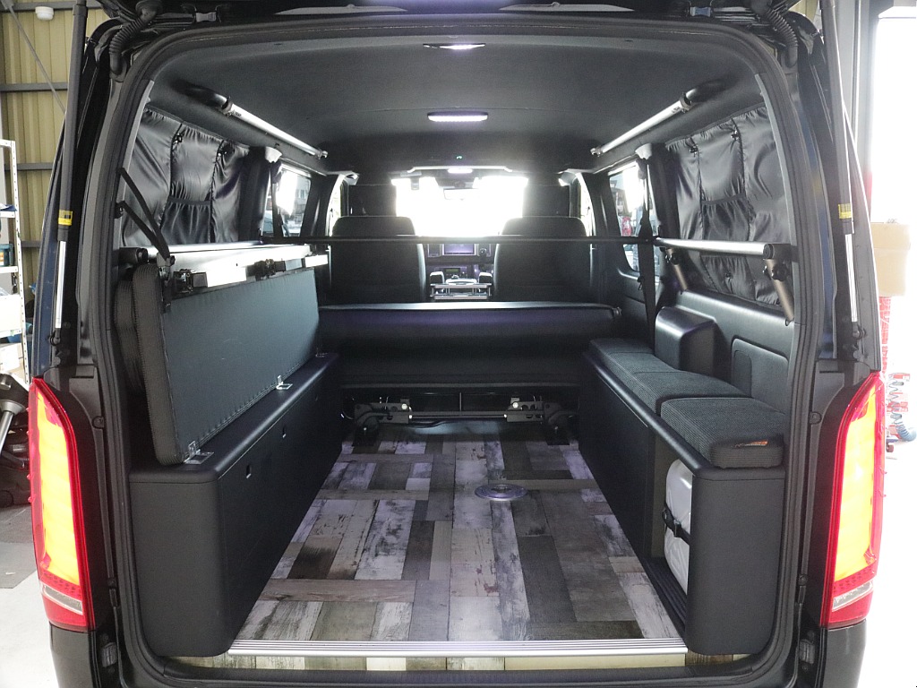 令和３年式ダークプライムⅡ２８００ディーゼル４WDユーアイビークルカスタム車両入庫！！ユーアイ２段ベットＫＩＴセカンドシート移動レール床張り施工済みサブバッテリーシステムインバーター外部電源装着済み！