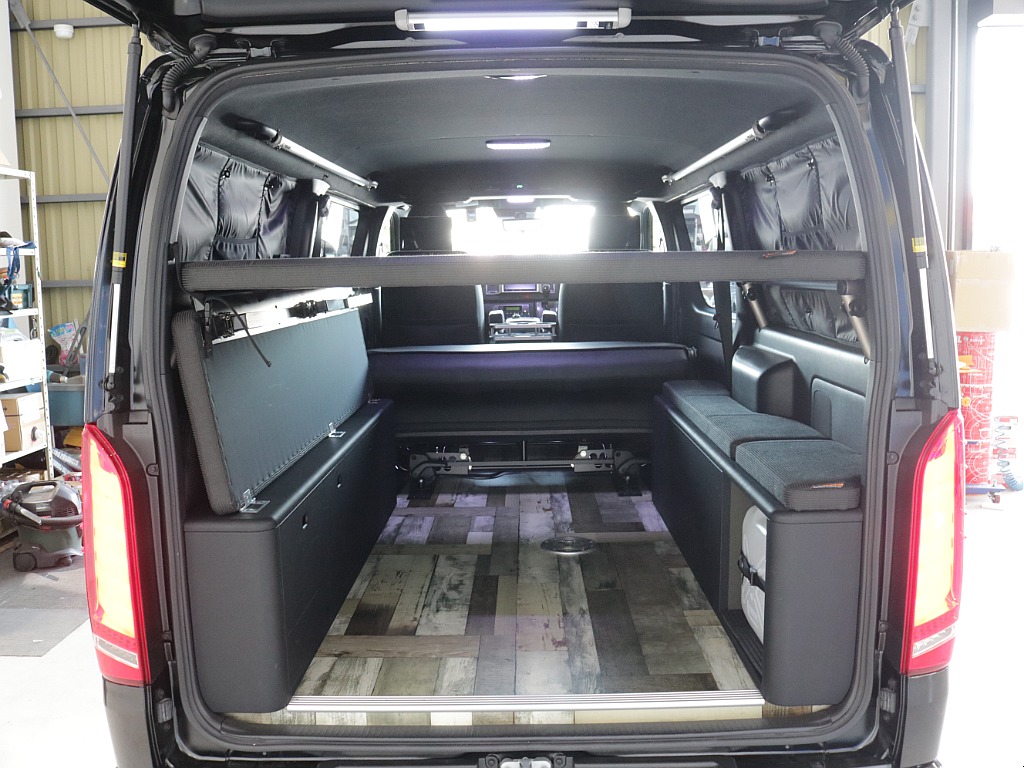 令和３年式ダークプライムⅡ２８００ディーゼル４WDユーアイビークルカスタム車両入庫！！ユーアイ２段ベットＫＩＴセカンドシート移動レール床張り施工済みサブバッテリーシステムインバーター外部電源装着済み！