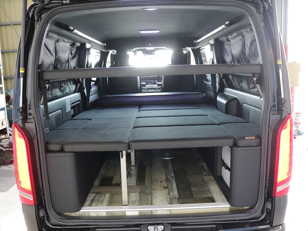 令和３年式ダークプライムⅡ２８００ディーゼル４WDユーアイビークルカスタム車両入庫！！ユーアイ２段ベットＫＩＴセカンドシート移動レール床張り施工済みサブバッテリーシステムインバーター外部電源装着済み！