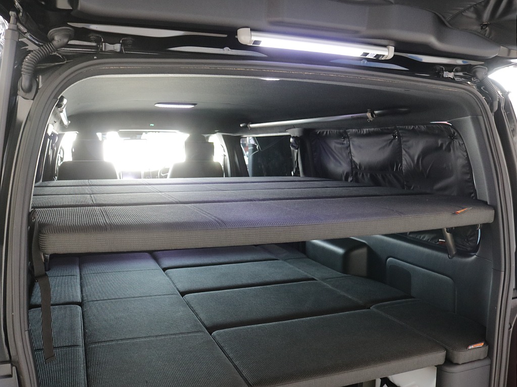 令和３年式ダークプライムⅡ２８００ディーゼル４WDユーアイビークルカスタム車両入庫！！ユーアイ２段ベットＫＩＴセカンドシート移動レール床張り施工済みサブバッテリーシステムインバーター外部電源装着済み！