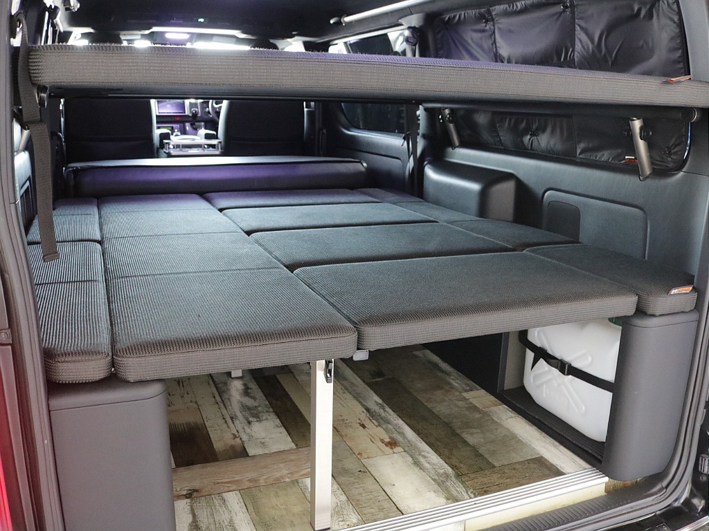 令和３年式ダークプライムⅡ２８００ディーゼル４WDユーアイビークルカスタム車両入庫！！ユーアイ２段ベットＫＩＴセカンドシート移動レール床張り施工済みサブバッテリーシステムインバーター外部電源装着済み！