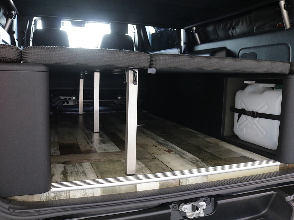 令和３年式ダークプライムⅡ２８００ディーゼル４WDユーアイビークルカスタム車両入庫！！ユーアイ２段ベットＫＩＴセカンドシート移動レール床張り施工済みサブバッテリーシステムインバーター外部電源装着済み！