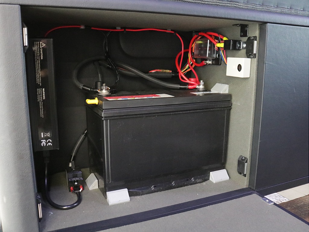 令和３年式ダークプライムⅡ２８００ディーゼル４WDユーアイビークルカスタム車両入庫！！ユーアイ２段ベットＫＩＴセカンドシート移動レール床張り施工済みサブバッテリーシステムインバーター外部電源装着済み！