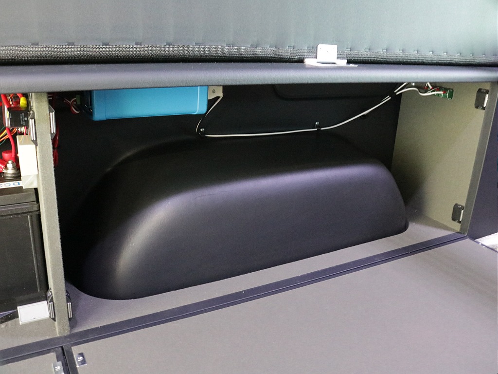 令和３年式ダークプライムⅡ２８００ディーゼル４WDユーアイビークルカスタム車両入庫！！ユーアイ２段ベットＫＩＴセカンドシート移動レール床張り施工済みサブバッテリーシステムインバーター外部電源装着済み！