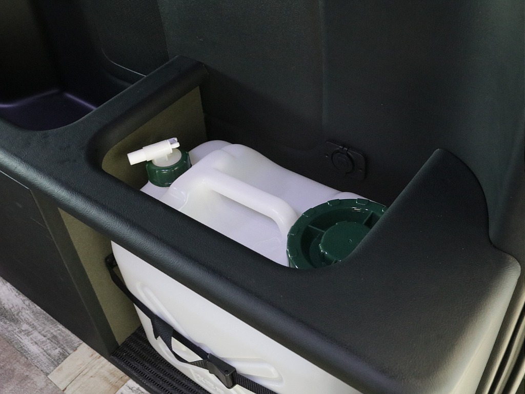 令和３年式ダークプライムⅡ２８００ディーゼル４WDユーアイビークルカスタム車両入庫！！ユーアイ２段ベットＫＩＴセカンドシート移動レール床張り施工済みサブバッテリーシステムインバーター外部電源装着済み！