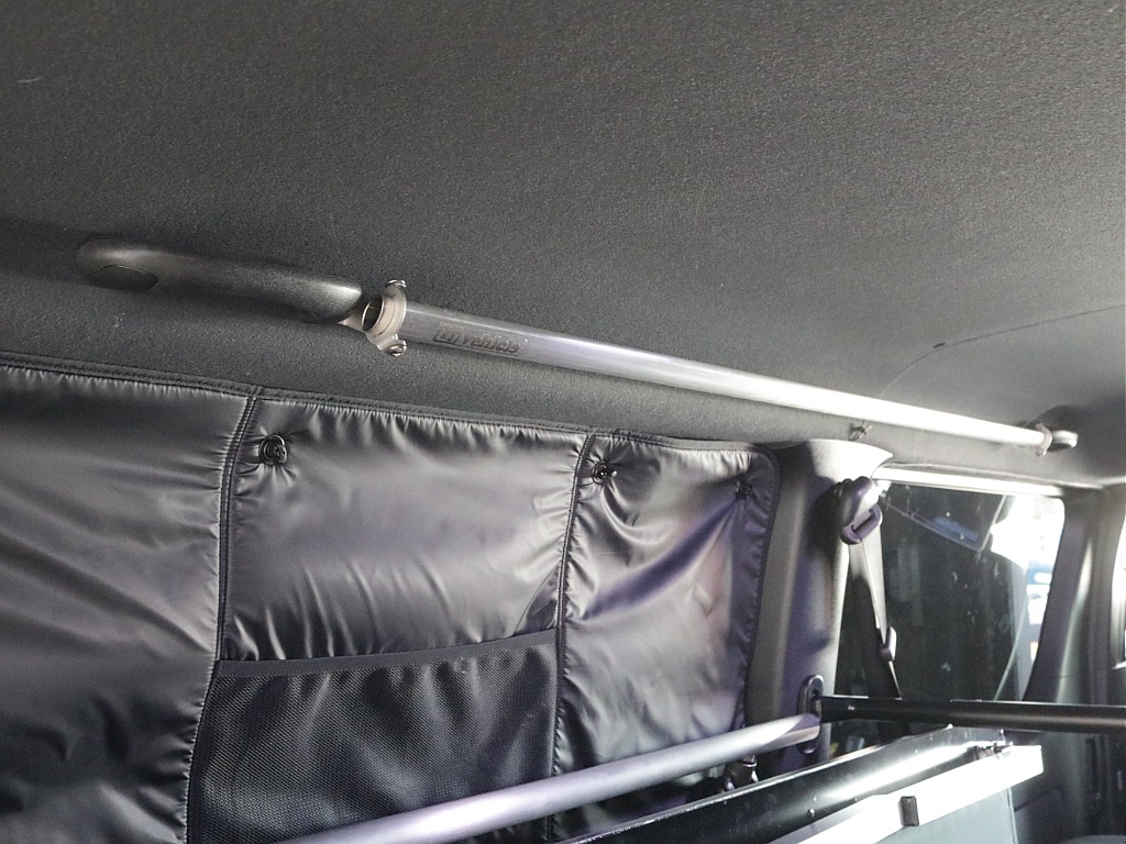 令和３年式ダークプライムⅡ２８００ディーゼル４WDユーアイビークルカスタム車両入庫！！ユーアイ２段ベットＫＩＴセカンドシート移動レール床張り施工済みサブバッテリーシステムインバーター外部電源装着済み！