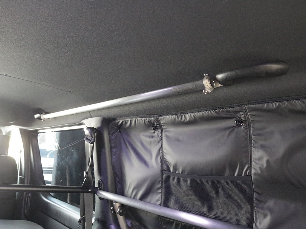 令和３年式ダークプライムⅡ２８００ディーゼル４WDユーアイビークルカスタム車両入庫！！ユーアイ２段ベットＫＩＴセカンドシート移動レール床張り施工済みサブバッテリーシステムインバーター外部電源装着済み！