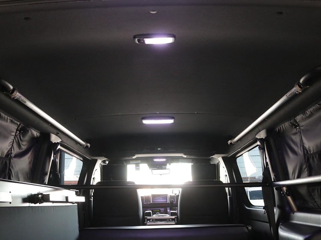 令和３年式ダークプライムⅡ２８００ディーゼル４WDユーアイビークルカスタム車両入庫！！ユーアイ２段ベットＫＩＴセカンドシート移動レール床張り施工済みサブバッテリーシステムインバーター外部電源装着済み！