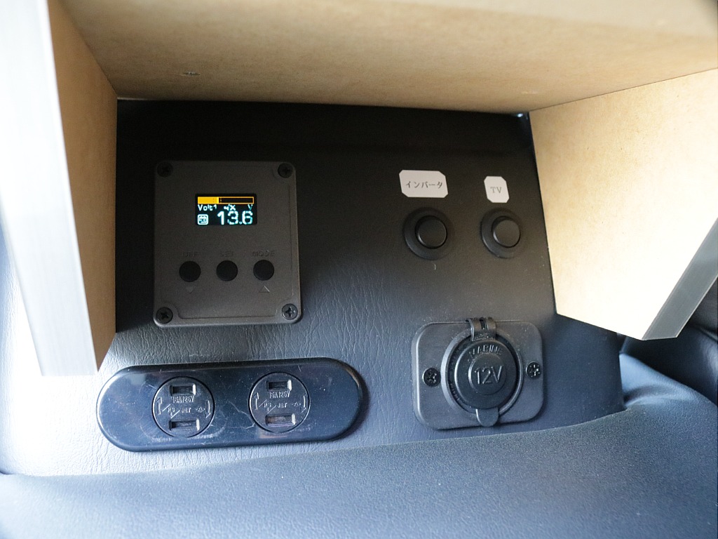 令和３年式ダークプライムⅡ２８００ディーゼル４WDユーアイビークルカスタム車両入庫！！ユーアイ２段ベットＫＩＴセカンドシート移動レール床張り施工済みサブバッテリーシステムインバーター外部電源装着済み！