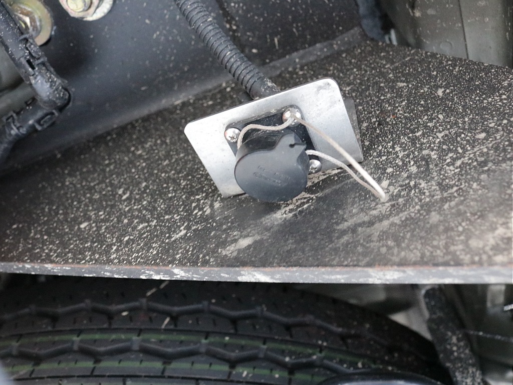 令和３年式ダークプライムⅡ２８００ディーゼル４WDユーアイビークルカスタム車両入庫！！ユーアイ２段ベットＫＩＴセカンドシート移動レール床張り施工済みサブバッテリーシステムインバーター外部電源装着済み！