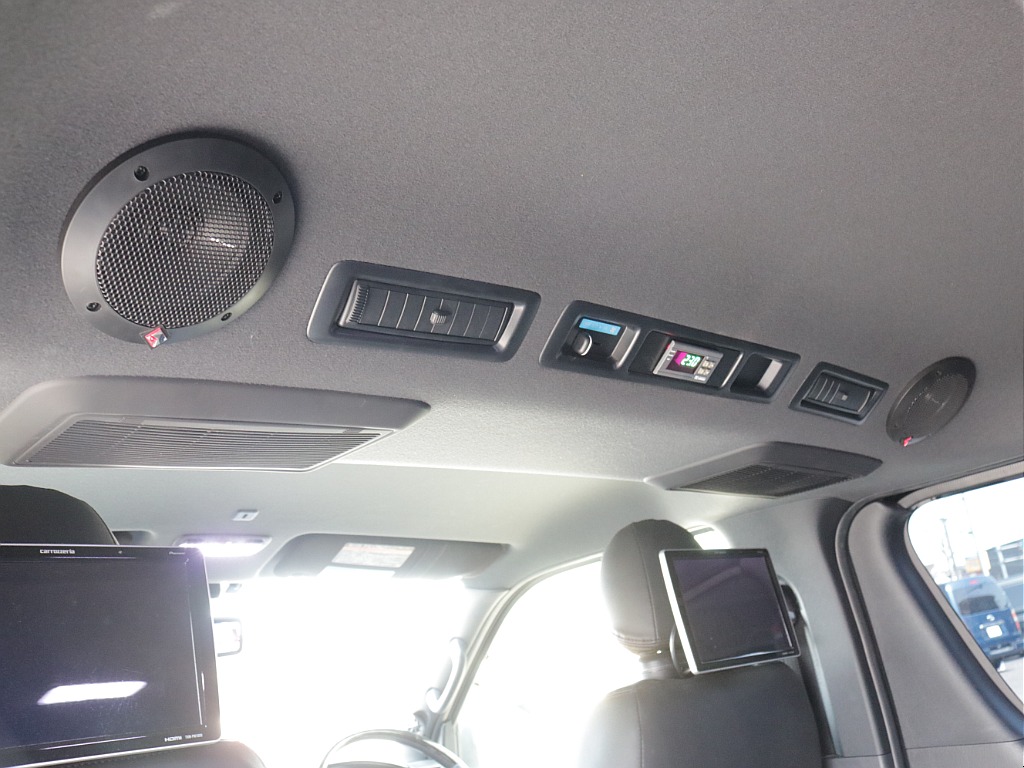 令和３年式ダークプライムⅡ２８００ディーゼル４WDユーアイビークルカスタム車両入庫！！ユーアイ２段ベットＫＩＴセカンドシート移動レール床張り施工済みサブバッテリーシステムインバーター外部電源装着済み！