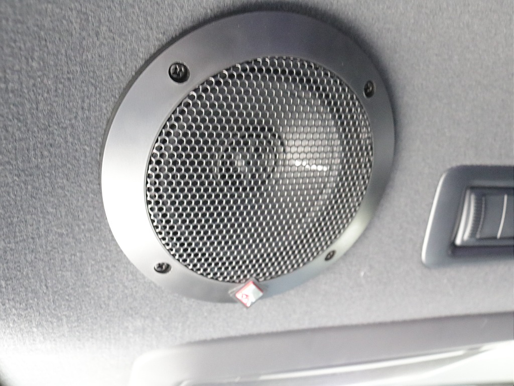 令和３年式ダークプライムⅡ２８００ディーゼル４WDユーアイビークルカスタム車両入庫！！ユーアイ２段ベットＫＩＴセカンドシート移動レール床張り施工済みサブバッテリーシステムインバーター外部電源装着済み！