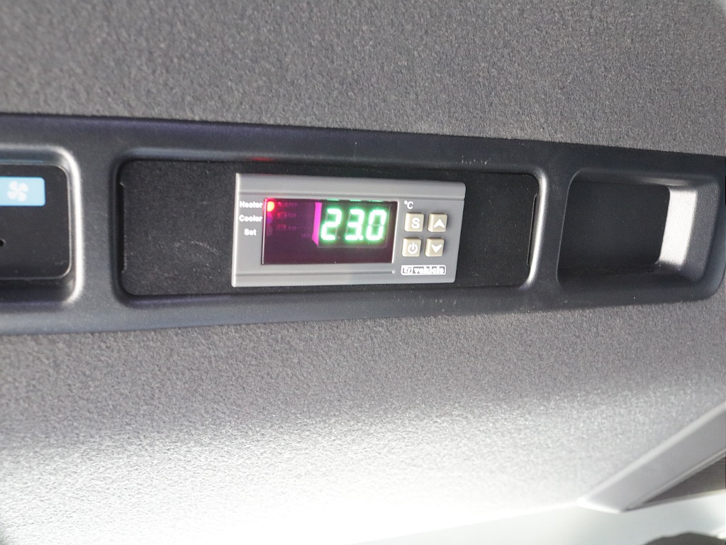 令和３年式ダークプライムⅡ２８００ディーゼル４WDユーアイビークルカスタム車両入庫！！ユーアイ２段ベットＫＩＴセカンドシート移動レール床張り施工済みサブバッテリーシステムインバーター外部電源装着済み！