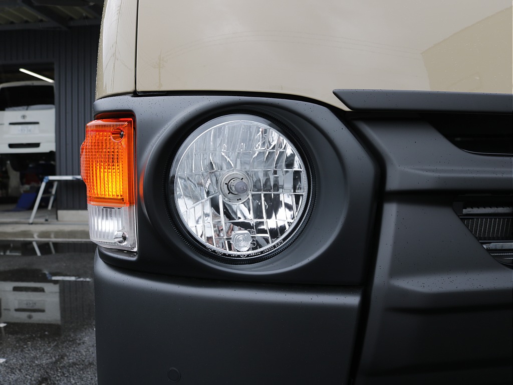 令和８年式ハイエースVアースカラーパッケージＲＥクラシック丸目ライトフェイスチェンジ済み！新品クロスカントリー１６インチアルミ新品オリジナルＬＥＤテール新品シートカバー新品ベット新品ＢＩＧ－Ｘナビ装備