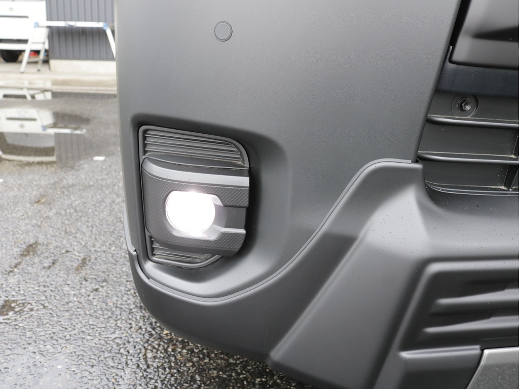 令和８年式ハイエースVアースカラーパッケージＲＥクラシック丸目ライトフェイスチェンジ済み！新品クロスカントリー１６インチアルミ新品オリジナルＬＥＤテール新品シートカバー新品ベット新品ＢＩＧ－Ｘナビ装備