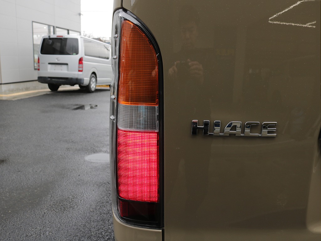 令和８年式ハイエースVアースカラーパッケージＲＥクラシック丸目ライトフェイスチェンジ済み！新品クロスカントリー１６インチアルミ新品オリジナルＬＥＤテール新品シートカバー新品ベット新品ＢＩＧ－Ｘナビ装備