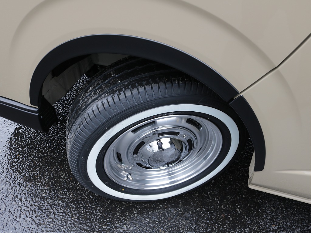 令和８年式ハイエースVアースカラーパッケージＲＥクラシック丸目ライトフェイスチェンジ済み！新品クロスカントリー１６インチアルミ新品オリジナルＬＥＤテール新品シートカバー新品ベット新品ＢＩＧ－Ｘナビ装備