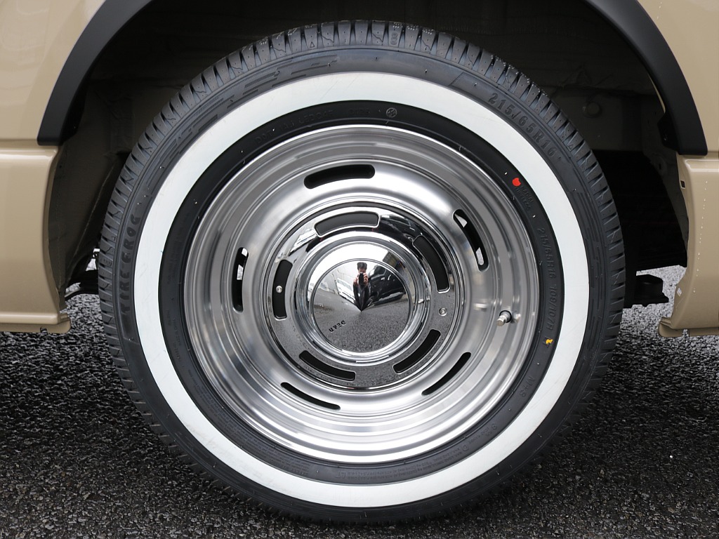 令和８年式ハイエースVアースカラーパッケージＲＥクラシック丸目ライトフェイスチェンジ済み！新品クロスカントリー１６インチアルミ新品オリジナルＬＥＤテール新品シートカバー新品ベット新品ＢＩＧ－Ｘナビ装備