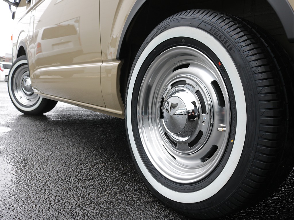 令和８年式ハイエースVアースカラーパッケージＲＥクラシック丸目ライトフェイスチェンジ済み！新品クロスカントリー１６インチアルミ新品オリジナルＬＥＤテール新品シートカバー新品ベット新品ＢＩＧ－Ｘナビ装備