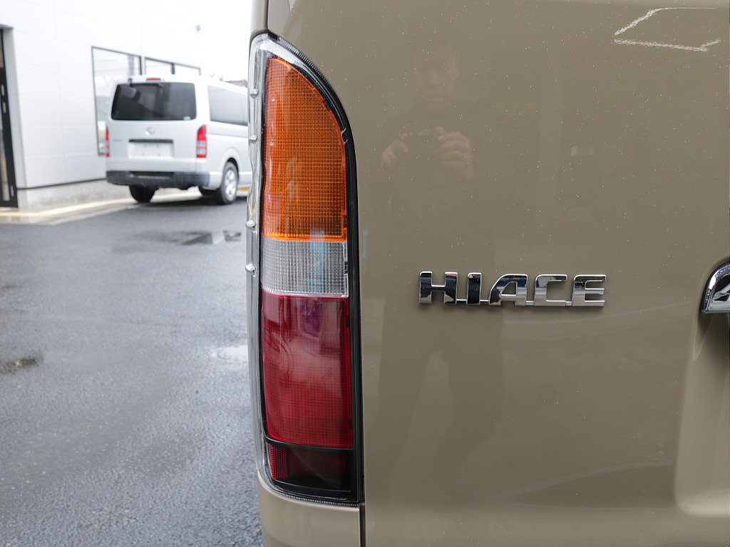 令和８年式ハイエースVアースカラーパッケージＲＥクラシック丸目ライトフェイスチェンジ済み！新品クロスカントリー１６インチアルミ新品オリジナルＬＥＤテール新品シートカバー新品ベット新品ＢＩＧ－Ｘナビ装備