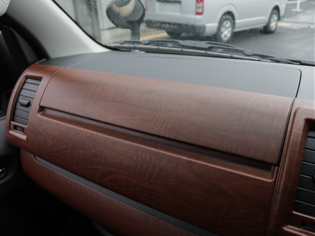 令和８年式ハイエースVアースカラーパッケージＲＥクラシック丸目ライトフェイスチェンジ済み！新品クロスカントリー１６インチアルミ新品オリジナルＬＥＤテール新品シートカバー新品ベット新品ＢＩＧ－Ｘナビ装備