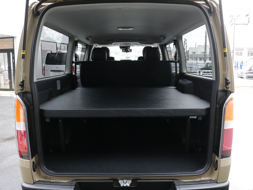 令和８年式ハイエースVアースカラーパッケージＲＥクラシック丸目ライトフェイスチェンジ済み！新品クロスカントリー１６インチアルミ新品オリジナルＬＥＤテール新品シートカバー新品ベット新品ＢＩＧ－Ｘナビ装備