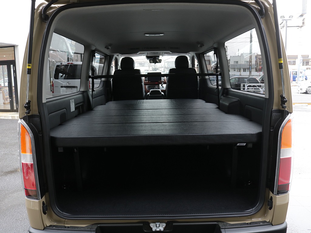 令和８年式ハイエースVアースカラーパッケージＲＥクラシック丸目ライトフェイスチェンジ済み！新品クロスカントリー１６インチアルミ新品オリジナルＬＥＤテール新品シートカバー新品ベット新品ＢＩＧ－Ｘナビ装備