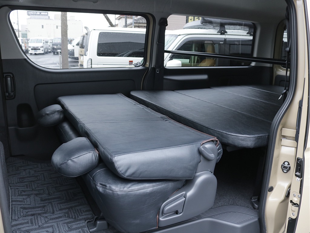 令和８年式ハイエースVアースカラーパッケージＲＥクラシック丸目ライトフェイスチェンジ済み！新品クロスカントリー１６インチアルミ新品オリジナルＬＥＤテール新品シートカバー新品ベット新品ＢＩＧ－Ｘナビ装備