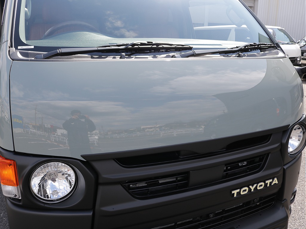 令和８年式ハイエースＶアースカラーパッケージＲＥクラシック丸目ライトフェイスチェンジ済み！新品オリジナルフロントバンパー新品オリジナルオーバーフェンダー新品ＬＥＤテールライト新品ＢＩＧ－Ｘ１１インチ！