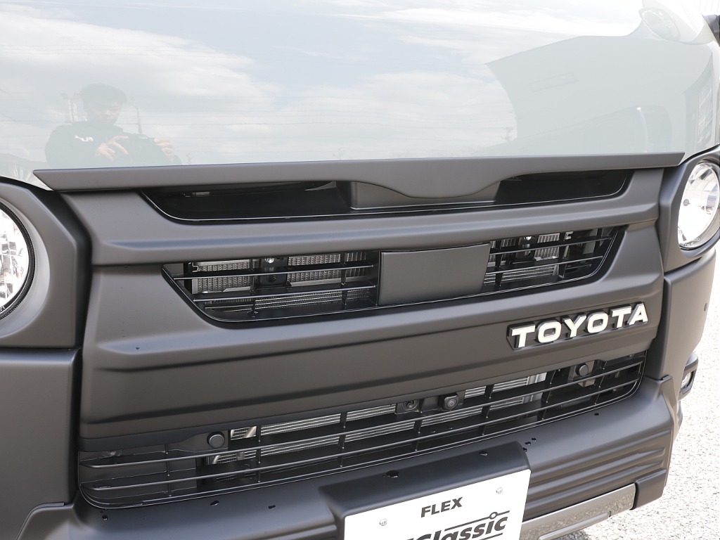 令和８年式ハイエースＶアースカラーパッケージＲＥクラシック丸目ライトフェイスチェンジ済み！新品オリジナルフロントバンパー新品オリジナルオーバーフェンダー新品ＬＥＤテールライト新品ＢＩＧ－Ｘ１１インチ！