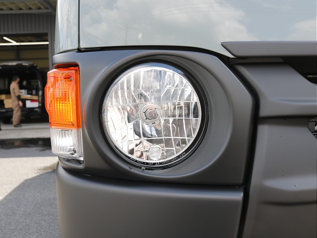 令和８年式ハイエースＶアースカラーパッケージＲＥクラシック丸目ライトフェイスチェンジ済み！新品オリジナルフロントバンパー新品オリジナルオーバーフェンダー新品ＬＥＤテールライト新品ＢＩＧ－Ｘ１１インチ！