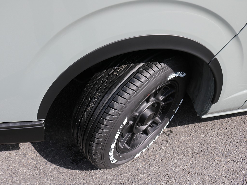 令和８年式ハイエースＶアースカラーパッケージＲＥクラシック丸目ライトフェイスチェンジ済み！新品オリジナルフロントバンパー新品オリジナルオーバーフェンダー新品ＬＥＤテールライト新品ＢＩＧ－Ｘ１１インチ！