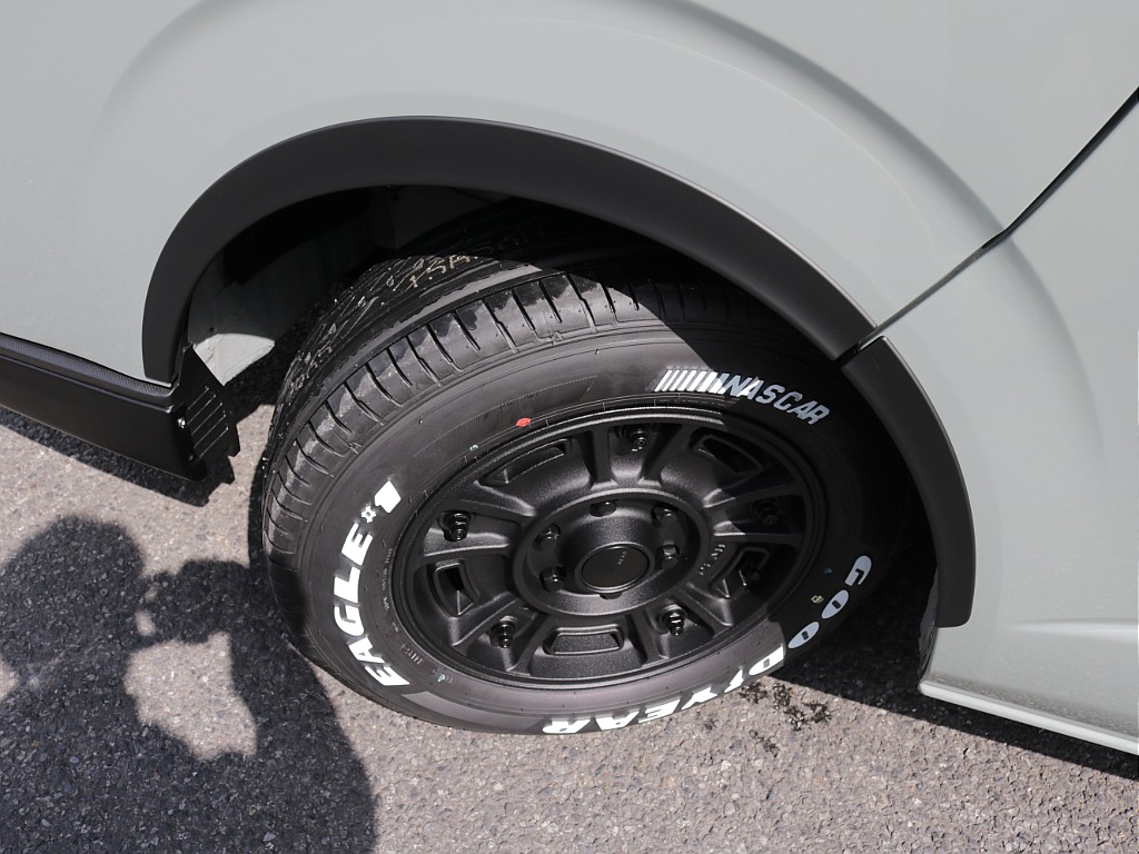 令和８年式ハイエースＶアースカラーパッケージＲＥクラシック丸目ライトフェイスチェンジ済み！新品オリジナルフロントバンパー新品オリジナルオーバーフェンダー新品ＬＥＤテールライト新品ＢＩＧ－Ｘ１１インチ！