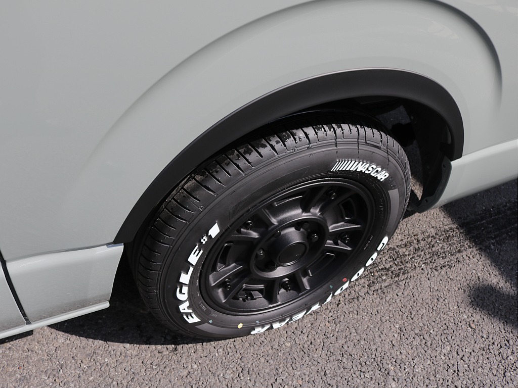 令和８年式ハイエースＶアースカラーパッケージＲＥクラシック丸目ライトフェイスチェンジ済み！新品オリジナルフロントバンパー新品オリジナルオーバーフェンダー新品ＬＥＤテールライト新品ＢＩＧ－Ｘ１１インチ！