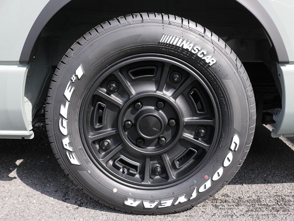 令和８年式ハイエースＶアースカラーパッケージＲＥクラシック丸目ライトフェイスチェンジ済み！新品オリジナルフロントバンパー新品オリジナルオーバーフェンダー新品ＬＥＤテールライト新品ＢＩＧ－Ｘ１１インチ！