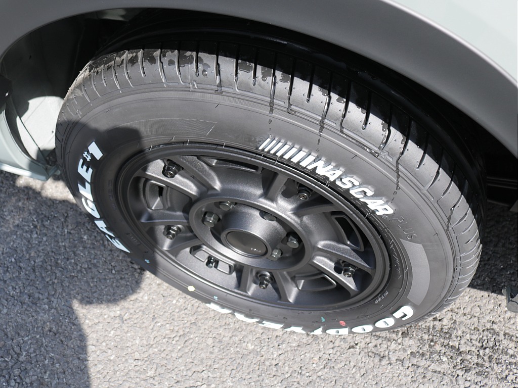 令和８年式ハイエースＶアースカラーパッケージＲＥクラシック丸目ライトフェイスチェンジ済み！新品オリジナルフロントバンパー新品オリジナルオーバーフェンダー新品ＬＥＤテールライト新品ＢＩＧ－Ｘ１１インチ！