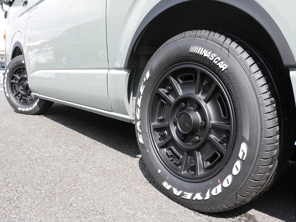 令和８年式ハイエースＶアースカラーパッケージＲＥクラシック丸目ライトフェイスチェンジ済み！新品オリジナルフロントバンパー新品オリジナルオーバーフェンダー新品ＬＥＤテールライト新品ＢＩＧ－Ｘ１１インチ！