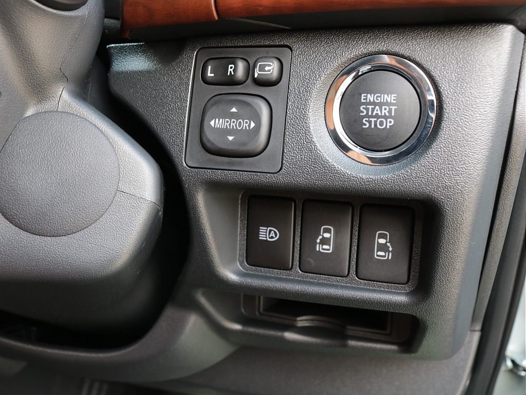 令和８年式ハイエースＶアースカラーパッケージＲＥクラシック丸目ライトフェイスチェンジ済み！新品オリジナルフロントバンパー新品オリジナルオーバーフェンダー新品ＬＥＤテールライト新品ＢＩＧ－Ｘ１１インチ！