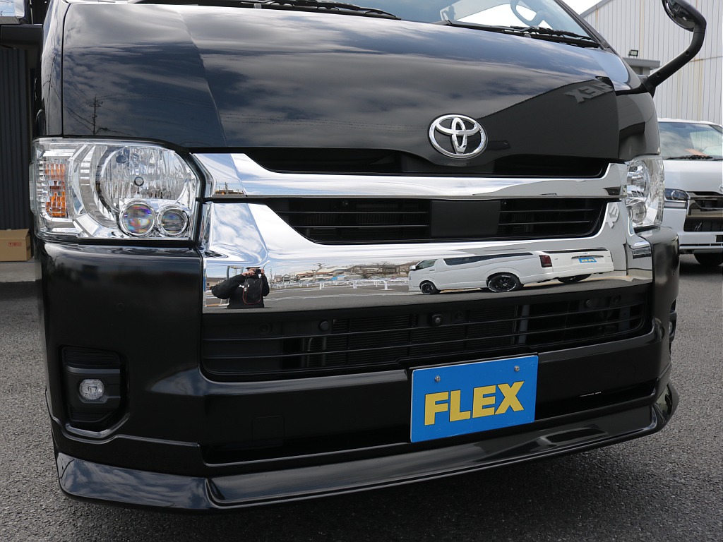 令和６年式ハイエースワゴンＧＬ４ＷＤファミリーに好評のリラクシングシートアレンジ施工済み！オリジナルフロントスポイラーオリジナル１７インチアルミオリジナルＬＥＤテールアルパインＢＩＧ－Ｘ１１インチ装備