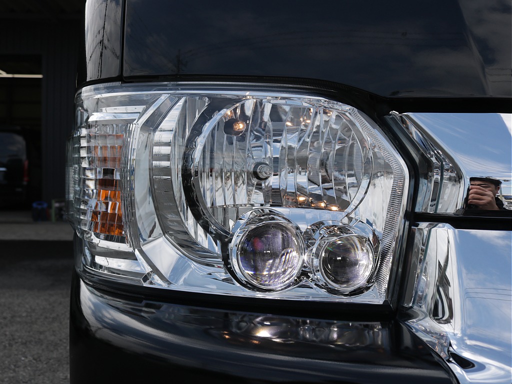 令和６年式ハイエースワゴンＧＬ４ＷＤファミリーに好評のリラクシングシートアレンジ施工済み！オリジナルフロントスポイラーオリジナル１７インチアルミオリジナルＬＥＤテールアルパインＢＩＧ－Ｘ１１インチ装備