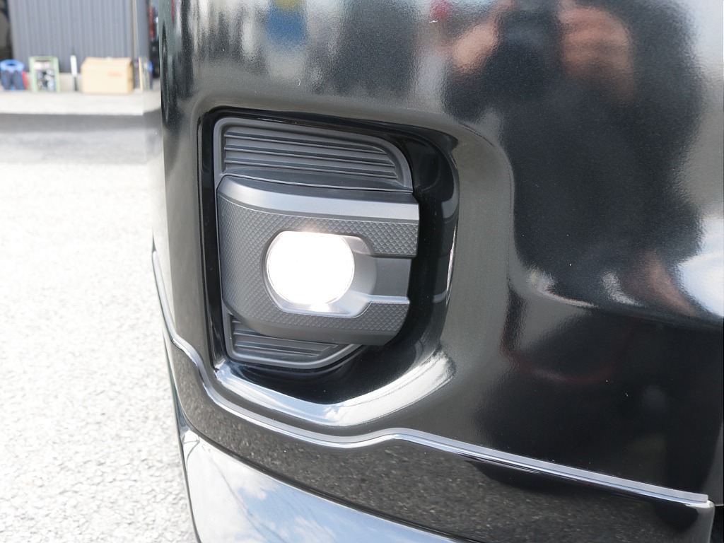 令和６年式ハイエースワゴンＧＬ４ＷＤファミリーに好評のリラクシングシートアレンジ施工済み！オリジナルフロントスポイラーオリジナル１７インチアルミオリジナルＬＥＤテールアルパインＢＩＧ－Ｘ１１インチ装備