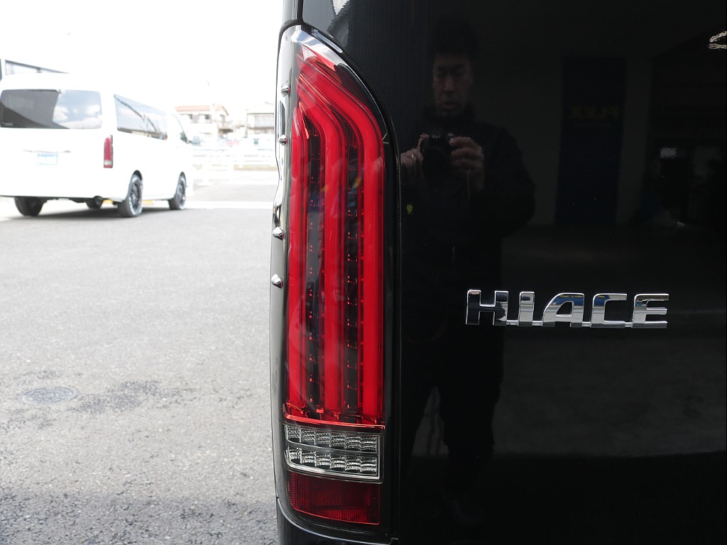 令和６年式ハイエースワゴンＧＬ４ＷＤファミリーに好評のリラクシングシートアレンジ施工済み！オリジナルフロントスポイラーオリジナル１７インチアルミオリジナルＬＥＤテールアルパインＢＩＧ－Ｘ１１インチ装備