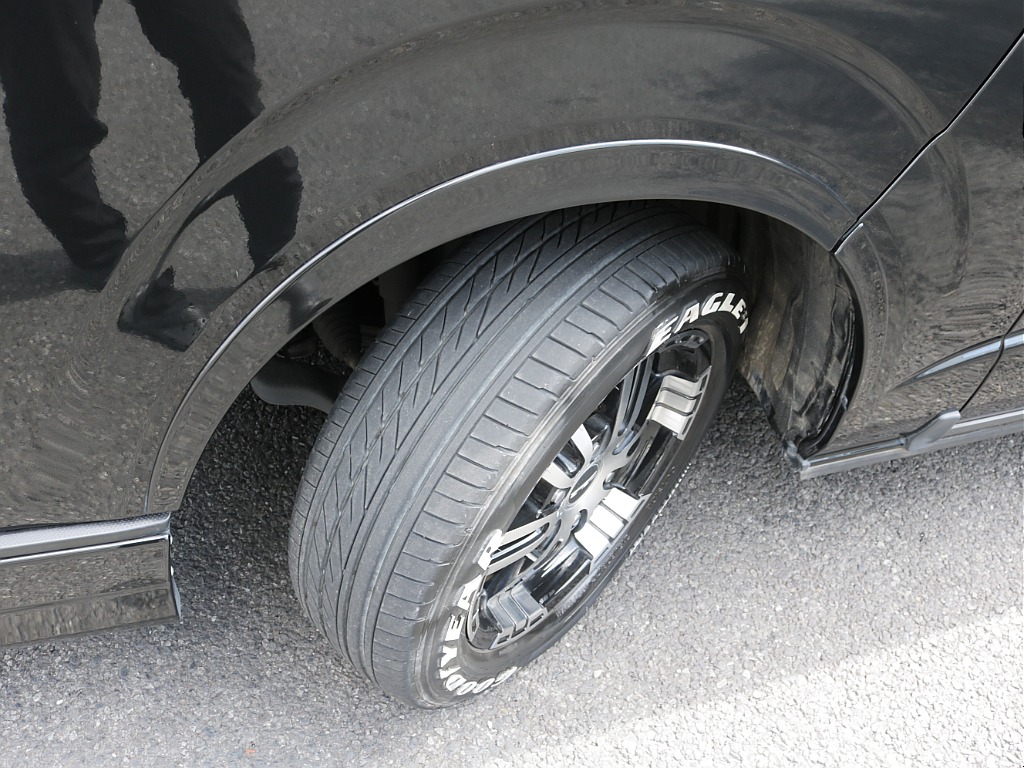 令和６年式ハイエースワゴンＧＬ４ＷＤファミリーに好評のリラクシングシートアレンジ施工済み！オリジナルフロントスポイラーオリジナル１７インチアルミオリジナルＬＥＤテールアルパインＢＩＧ－Ｘ１１インチ装備