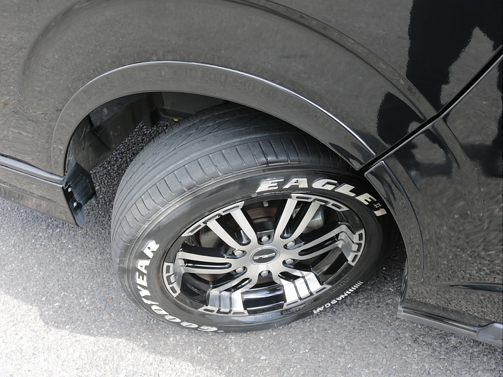 令和６年式ハイエースワゴンＧＬ４ＷＤファミリーに好評のリラクシングシートアレンジ施工済み！オリジナルフロントスポイラーオリジナル１７インチアルミオリジナルＬＥＤテールアルパインＢＩＧ－Ｘ１１インチ装備